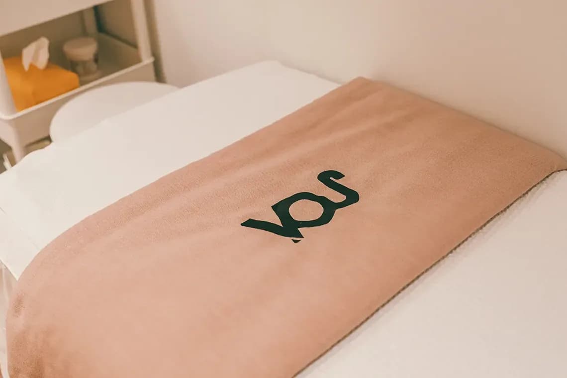 VOS皮膚科のスキンケア施術ベッド
